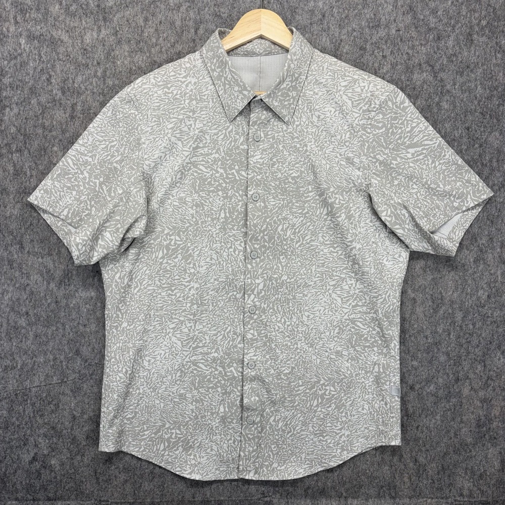 Lululemon Airing Easy Shirt Men's Medium Geometric Short Sleeve Athleisure Green